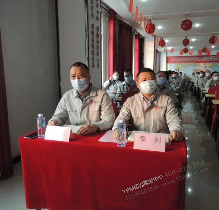 新益為咨詢袁老師（左）、新益為咨詢李老師（右）